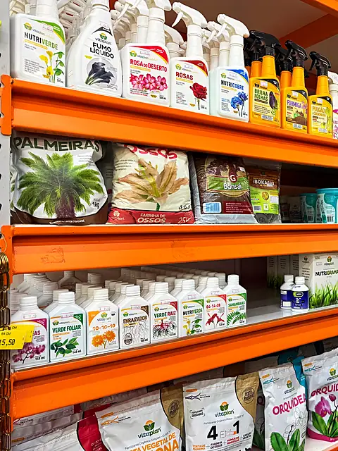 Prateleira de adubos e fertilizantes da Du Campo